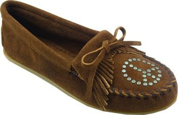 117059_minnetonka-women-s-kilty-peace-sign-moccasin-dusty-brown-5-5-m-us.jpg